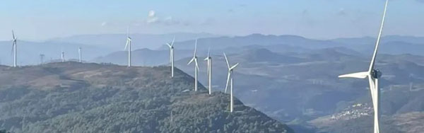 春光鍍電千峰翠，陽光智造萬象新